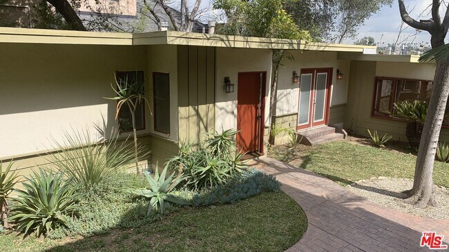 Foto del edificio - 422 1/2 N Avenue 66