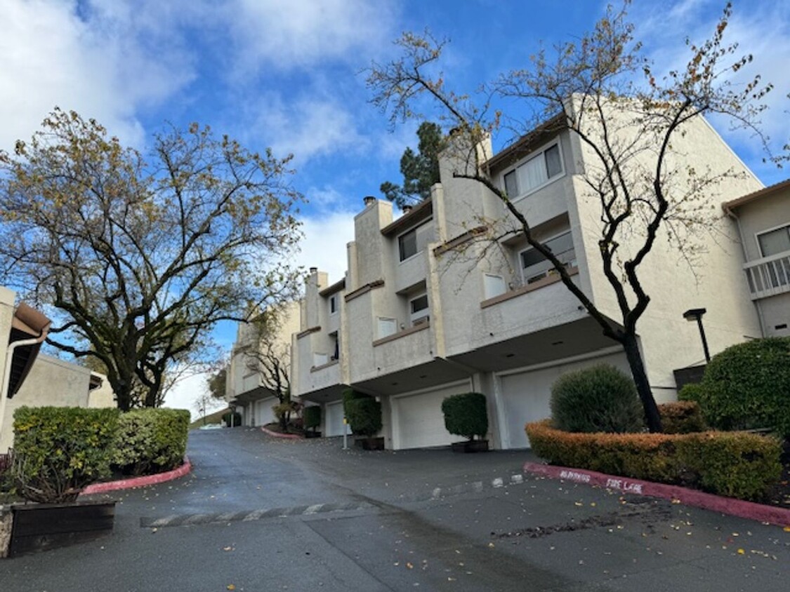 Primary Photo - Tri-level condo in Moraga