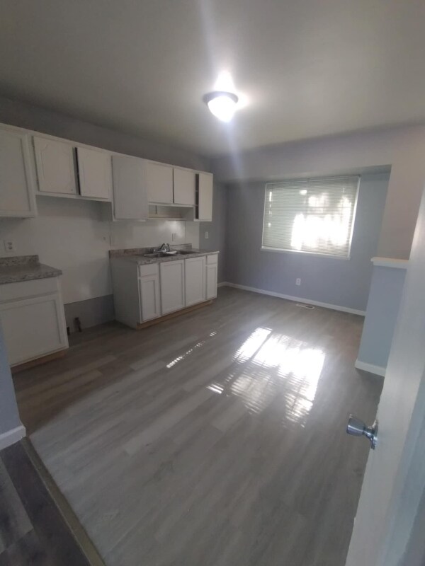 Building Photo - 5805 Cloverlawn Dr