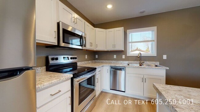 Building Photo - Astonishing 3 Bedroom 2 Bathroom House in ...