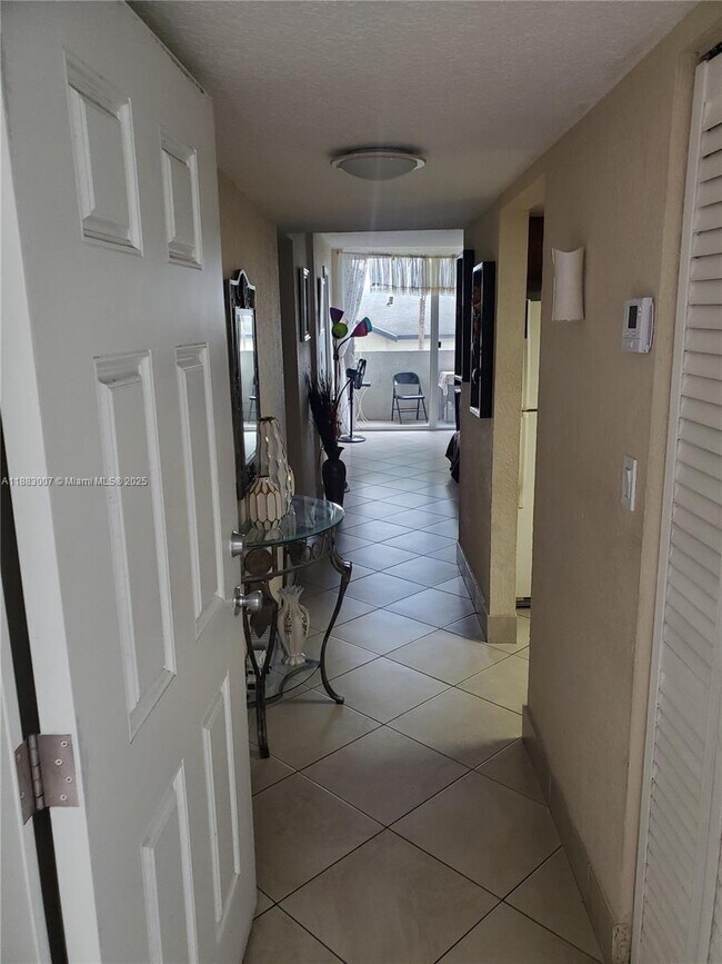 Foto del edificio - 10000 NW 80th Ct