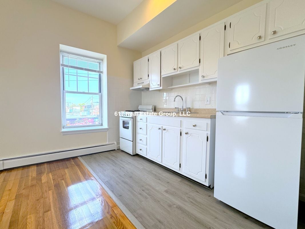 Primary Photo - 164 N Beacon St
