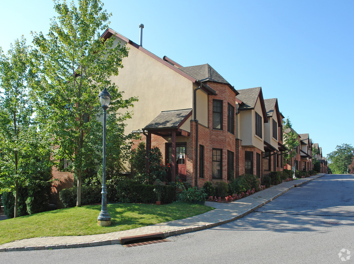 Building Photo - Stone Ridge Manor