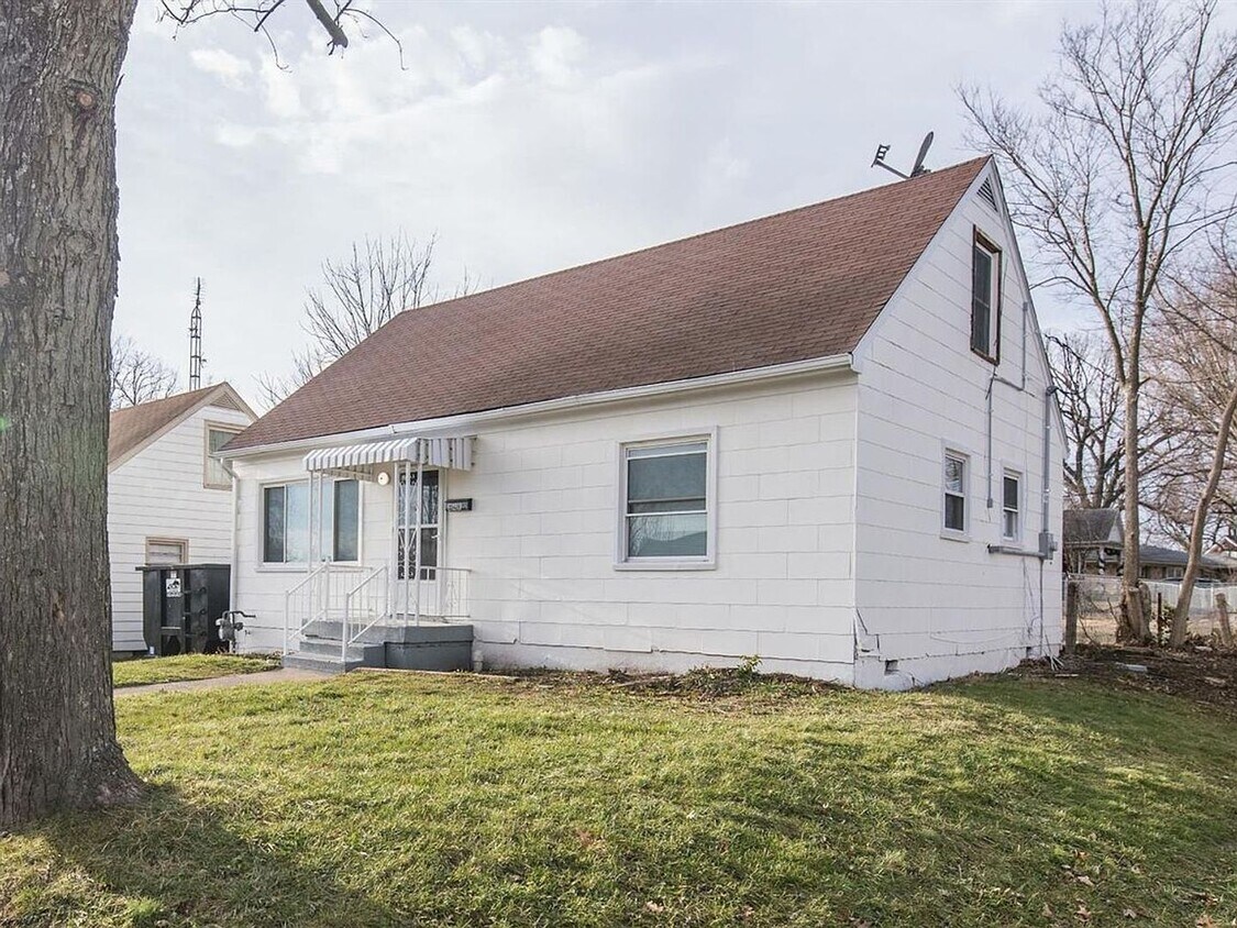 Foto principal - Spacious 4-Bedroom, 2-Bath Home with Garage, Side Parking & Private Backyard