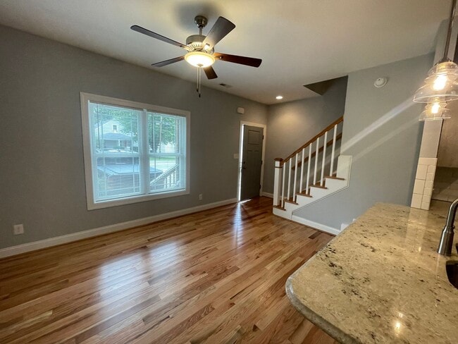Building Photo - Old Forest Rd Duplex