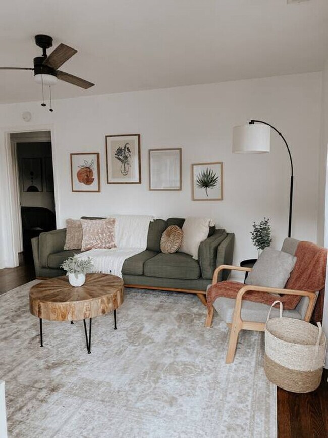 Building Photo - Cozy Mid-Century Modern House, walk to Sta...