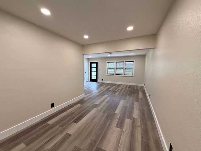 Building Photo - Beautifully Remodeled Zero Entry 2 Bedroom $1850