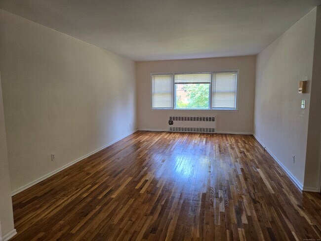 Foto del edificio - 242 Glenbrook Rd