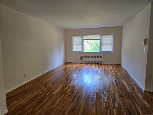 Building Photo - 242 Glenbrook Rd