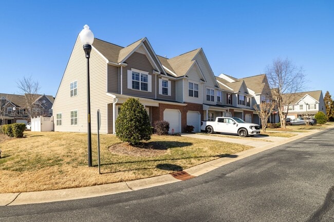Building Photo - 3 Bedroom, 2 1/2 Bathroom End Unit Townhome in Greensboro
