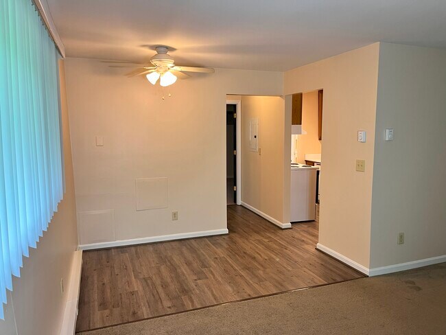 Foto del edificio - 5609 Happy Hollow Rd