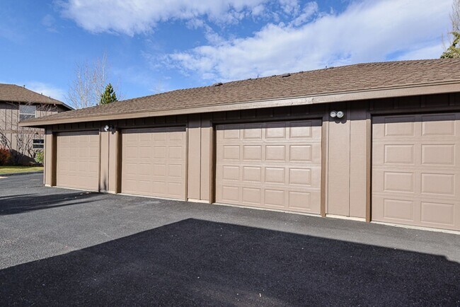 Building Photo - Conveniently Located 2 Bed/2.5 Bath Townhome with Garage - Near St. Charles