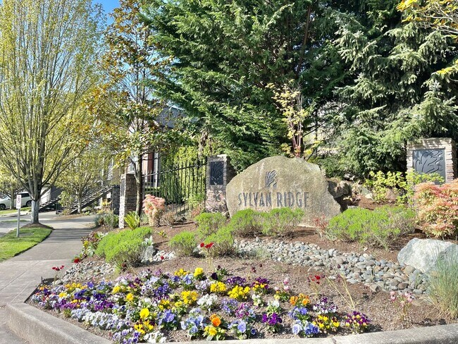 Building Photo - Beautiful Sylvan Ridge Townhouse with Atta...