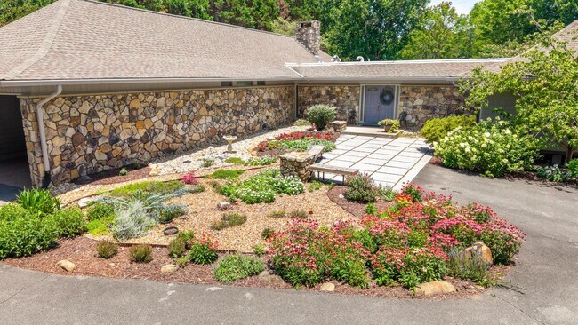 Foto del edificio - 615 Springhill Dr NE
