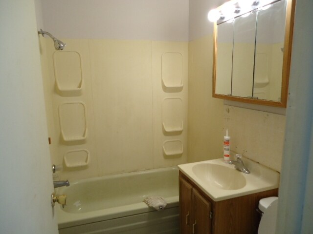 Building Photo - 310 N Elm St