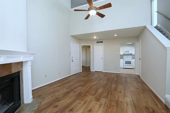 Building Photo - 10855 Meadowglen Ln