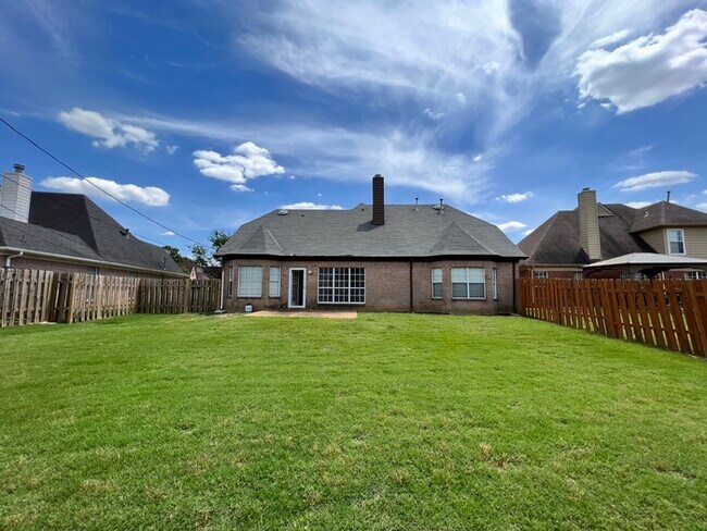 Foto del edificio - Huge 4 bedroom home For Rent