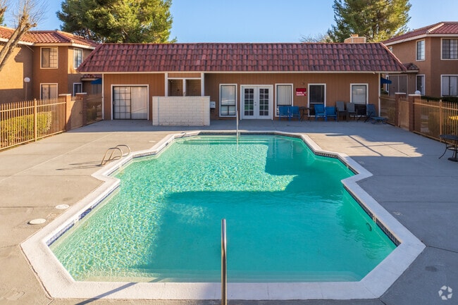 Segunda Piscina - Newporter Apartments