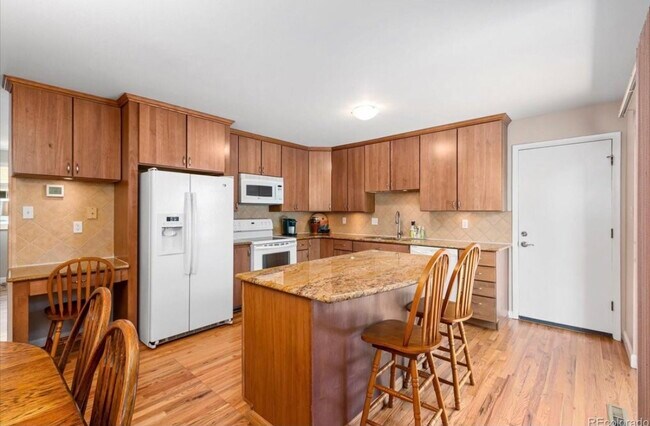 Cocina actualizada - 6836 Brentwood St