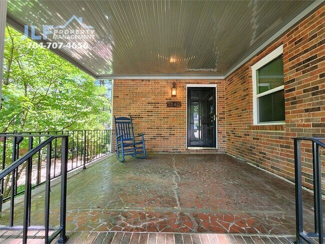 Foto del edificio - Spacious 3 Bed/2.5 Bath Duplex With Basement.
