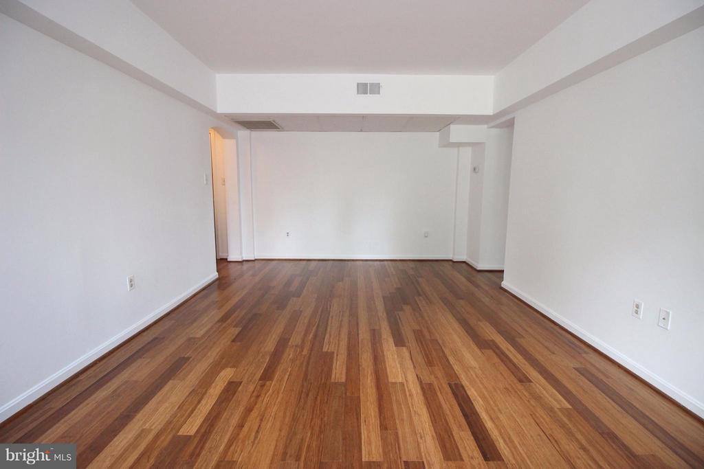 Primary Photo - 1800 Queens Ln