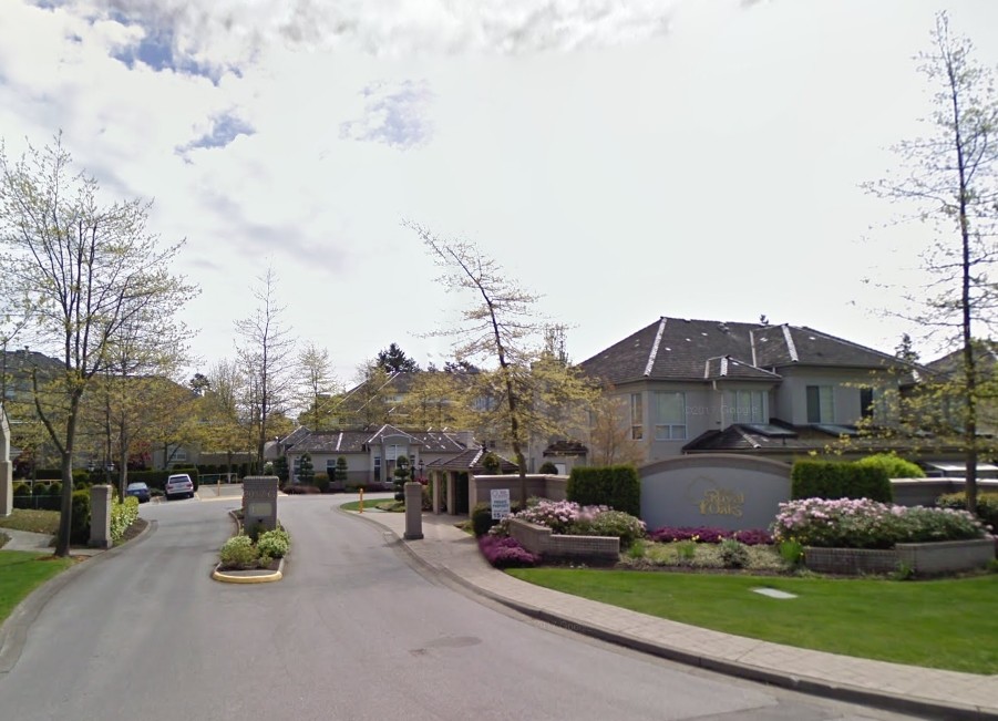 Building Photo - Royal Oaks