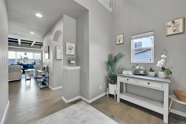 Building Photo - Beautifully finished spacious home w/ all ...