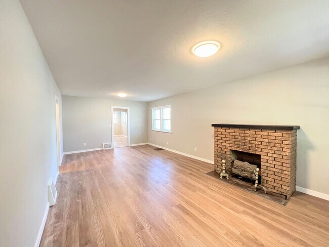 Foto del edificio - 2 bedroom home with two car garage