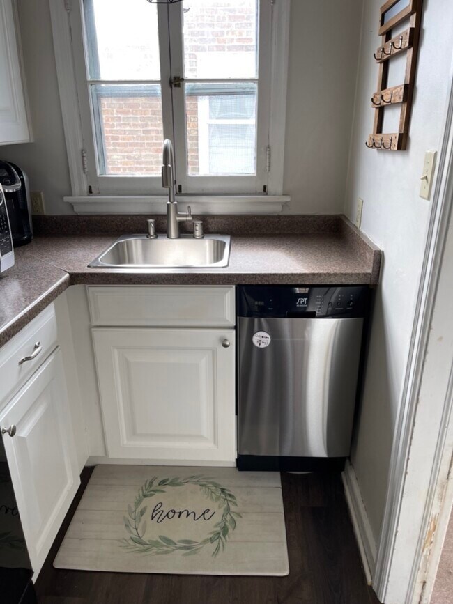 Kitchen w/ Dishwasher - 4448 N Woodburn St