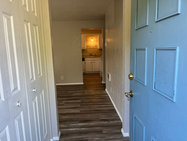 Building Photo - LOO Duplex