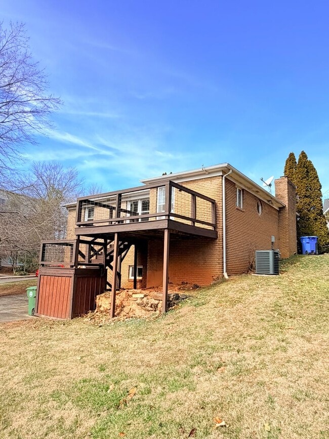 Building Photo - 3 Bed, 2 Bath Pet Friendly Downtown Asheville Location, Available Now - Lawn Care Included!
