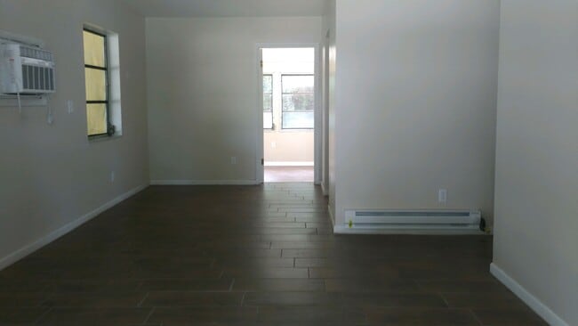 Building Photo - 3 Bed 1 Bath Home | Pet Friendly with Fenced Yard | Washer Dryer Hook Ups | Section 8 Welcome