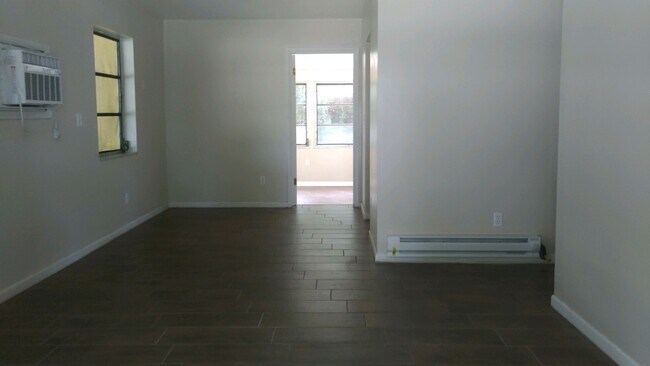 Foto del edificio - 3 Bed 1 Bath Home | Pet Friendly with Fenced Yard | Washer Dryer Hook Ups | Section 8 Welcome