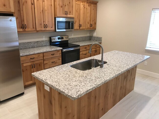 Building Photo - SPACIOUS 3 BEDROOM 3.5 BATHROOM HOME With ...