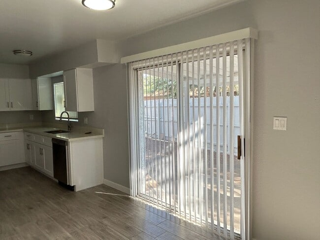 Building Photo - Brand New Remodeled 2 Bed 2 Bath