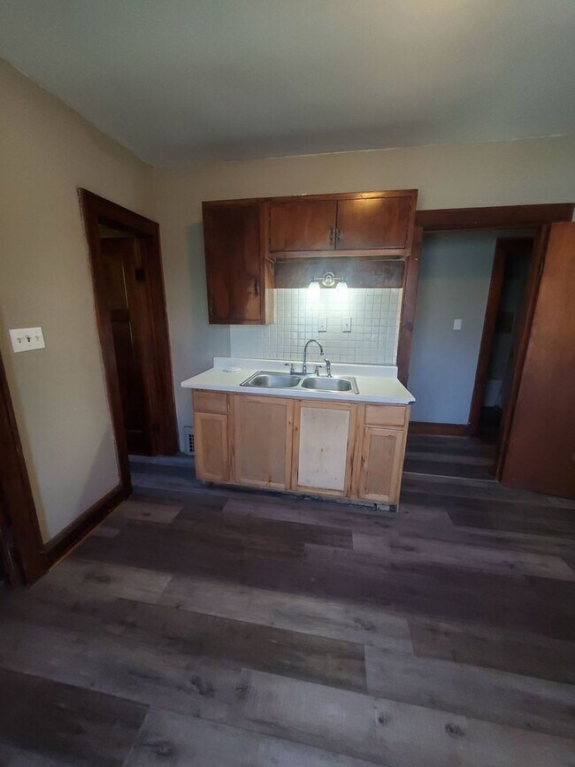 Foto del edificio - 5 Bedroom 2 Bathroom -  Single Family