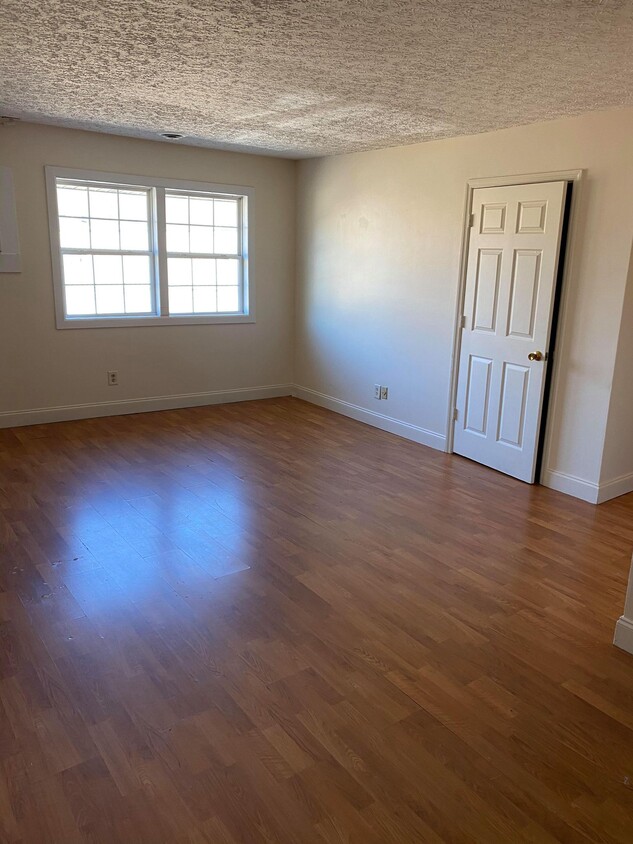 Living Room - 408 7th St