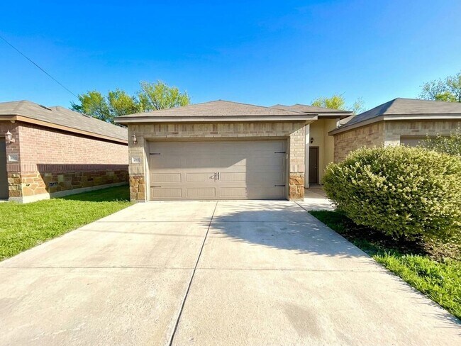Foto del edificio - *MOVE IN SPECIAL* High Ceilings, Fenced Yard & 2-Car Garage – New Braunfels Living!