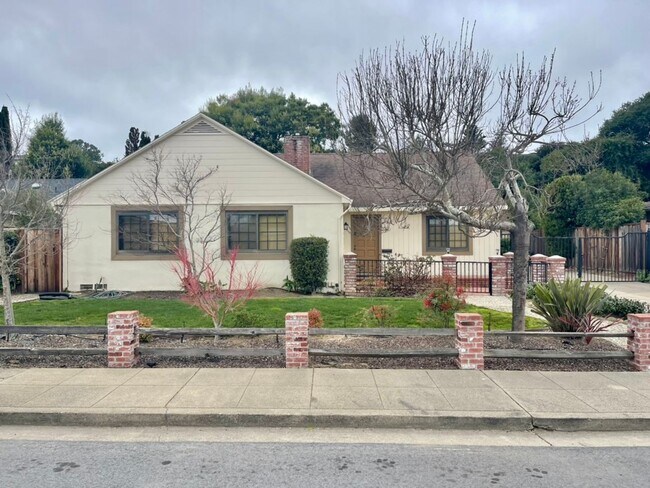 Foto del edificio - Indoor/outdoor living, spacious 4/2 on a quiet street in Mills Estates