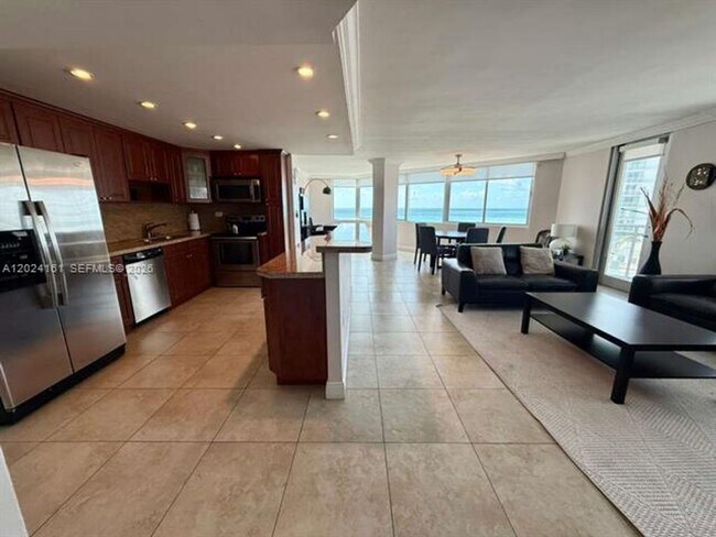 Foto del edificio - 7135 Collins Ave