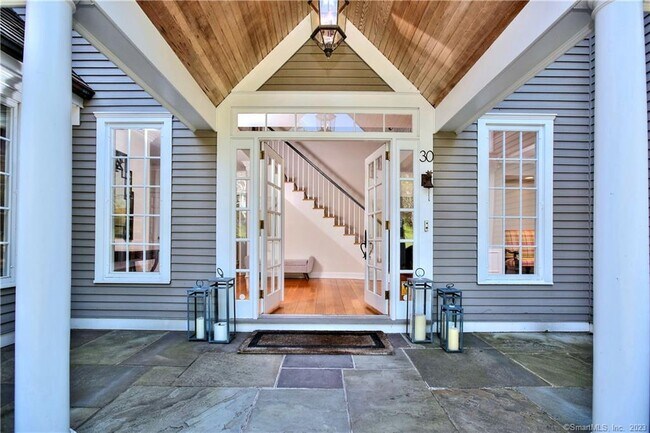 Foto del edificio - 30 Soundview Farm Rd