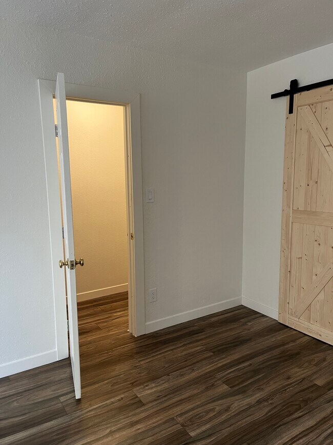 Vestidor en la sala de estar - 16016 S Harvard Blvd