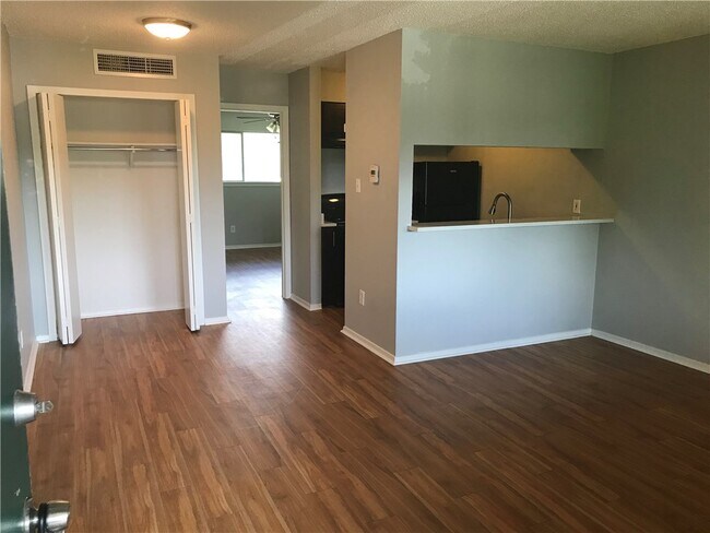 Foto del edificio - 10810 Newmont Rd