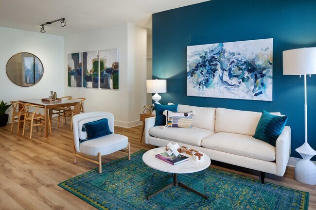 Diseño abierto con iluminación y accesorios mejorados. - 2125 Yale Apartments