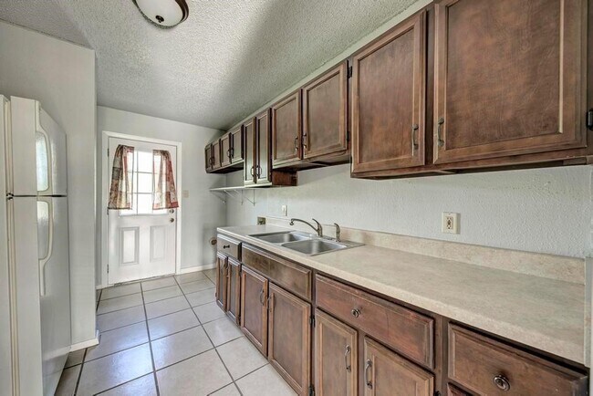 Building Photo - 400 Pinafore St