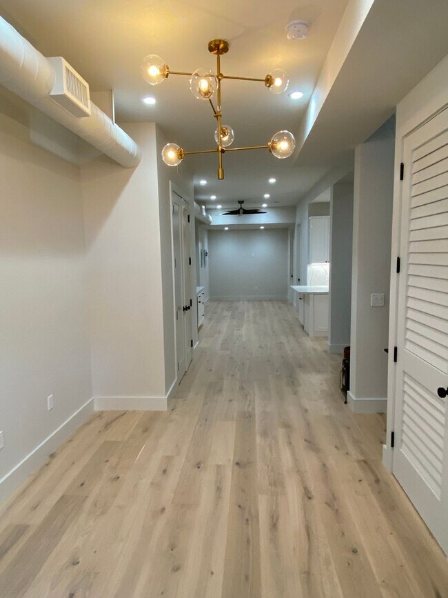 Foto del edificio - Large newly remodeled apartment with stain...