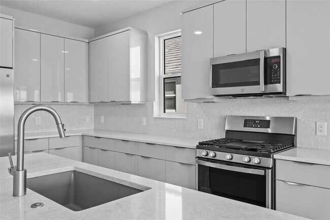 Foto del edificio - 8071 Slipway Dr