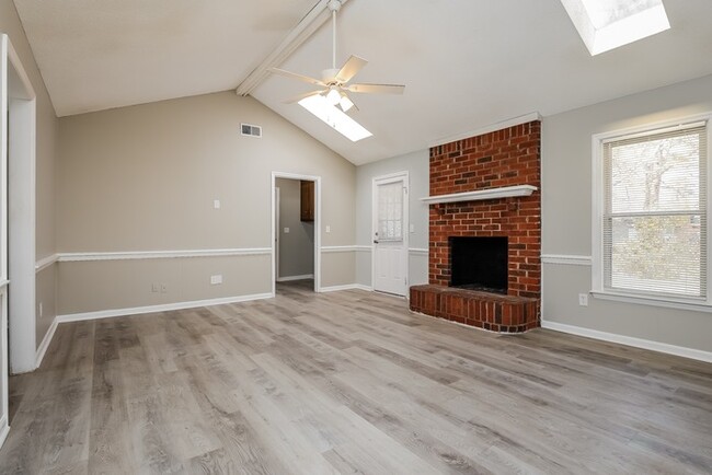 Foto del edificio - Beautiful Home with Vaulted Ceilings!