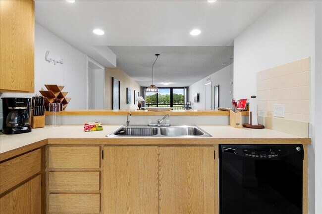 Foto del edificio - 2421 Village Blvd