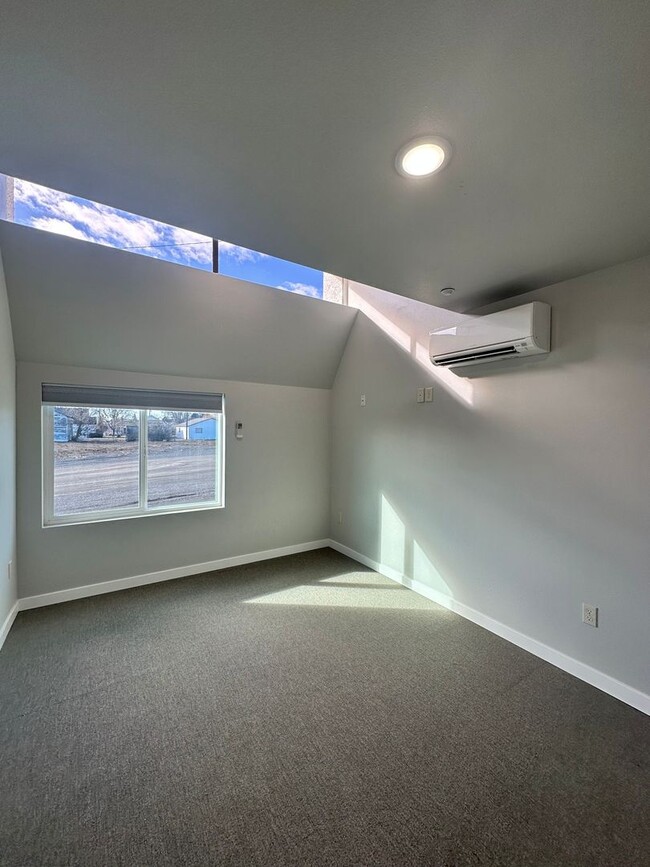 Building Photo - Quiet Small town Apartment in Davenport